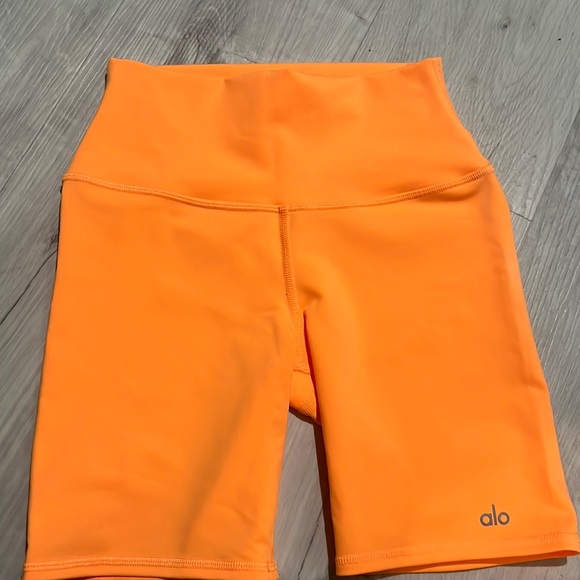 alo yoga shorts NWOT never worn - Picture 3 of 8